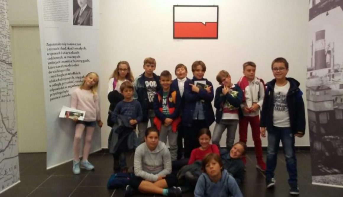 uczniowie wystawa NAGLOWEK